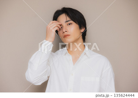 白いシャツを着た男性 135624444