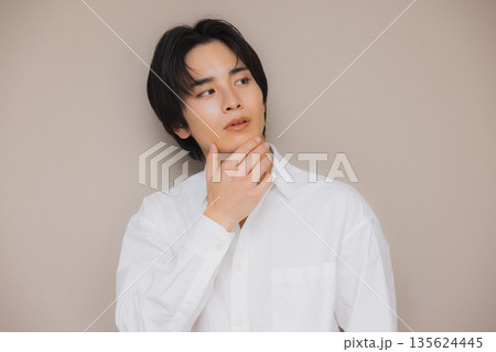 白いシャツを着た男性 135624445