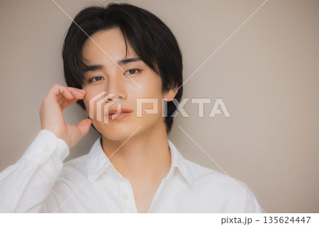 白いシャツを着た男性 135624447