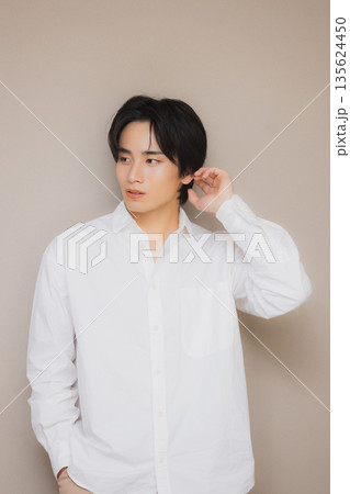 白いシャツを着た男性 135624450