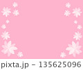 淡いピンク色と桜の花びらの背景 135625096