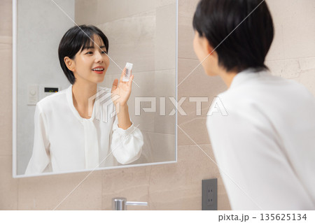 メイク落としをする女性 メイク落としをする女性 135625134