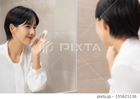 メイク落としをする女性 メイク落としをする女性 135625136