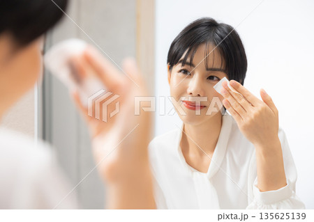 メイク落としをする女性 135625139
