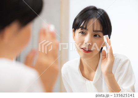 メイク落としをする女性 メイク落としをする女性 135625141