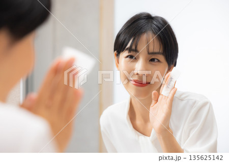 メイク落としをする女性 135625142
