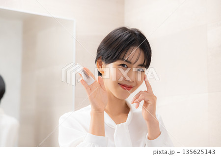 メイク落としをする女性 135625143