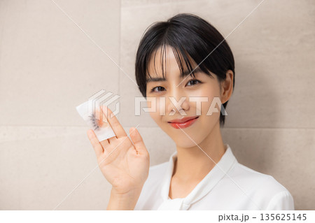 メイク落としをする女性 メイク落としをする女性 135625145