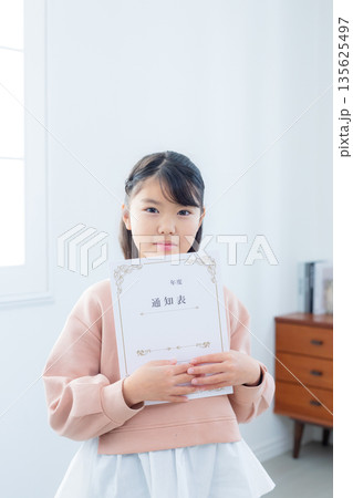 リビングで通知表を見る家族 リビングで通知表を見る家族 135625497