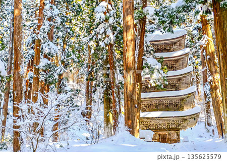 雪化粧をした羽黒山の五重塔 135625579