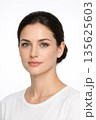 ナチュラルな肌表現の女性モデル 化粧品広告向け 白背景ポートレート 135625603