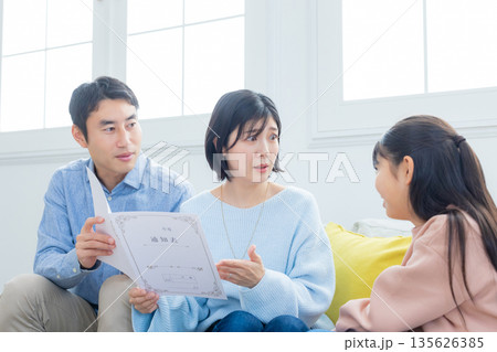 リビングでスマホを見る家族 135626385