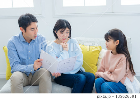 リビングでスマホを見る家族 135626391
