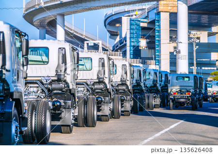日本の横浜都市景観 日本経済…ズラリと並ぶトラック 135626408