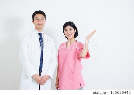 医療福祉関係で働く男女 医療福祉関係で働く男女 135626449
