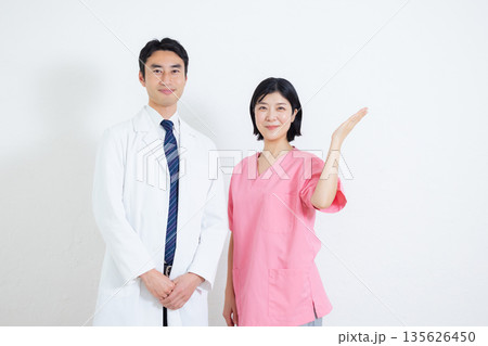 医療福祉関係で働く男女 135626450