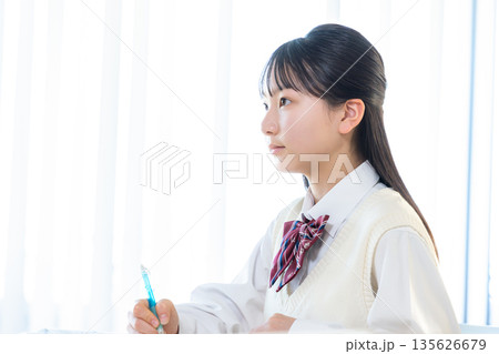 塾で勉強する女子中学生 135626679