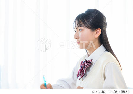 塾で勉強する女子中学生 135626680