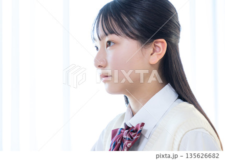 塾で勉強する女子中学生 135626682