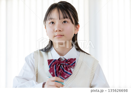 塾で勉強する女子中学生 塾で勉強する女子中学生 135626698