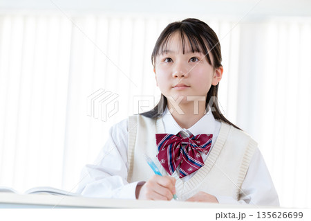 塾で勉強する女子中学生 塾で勉強する女子中学生 135626699