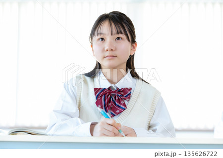 塾で勉強する女子中学生 塾で勉強する女子中学生 135626722