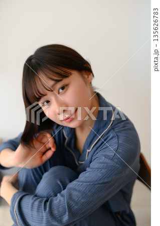 パジャマでくつろぐ女性 パジャマでくつろぐ女性 135626783