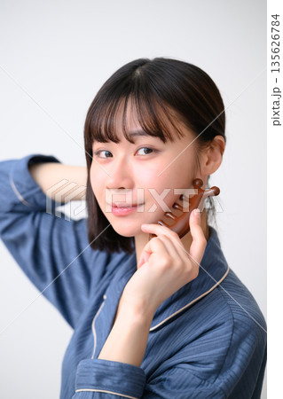 女性の顔筋マッサージ 135626784