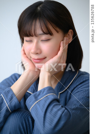 安らぐ素顔の女性 安らぐ素顔の女性 135626788