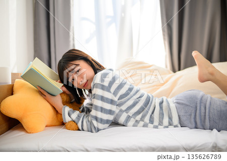 ベッドで読書する女性 135626789
