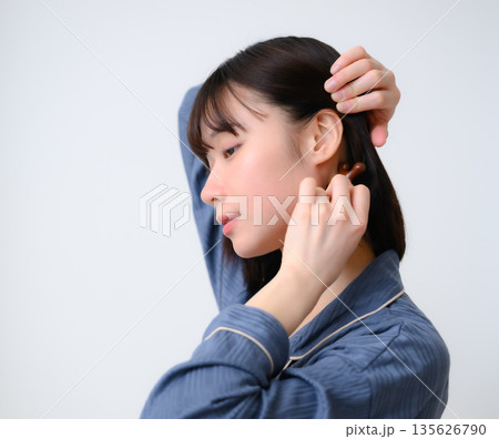 女性の耳マッサージ 135626790
