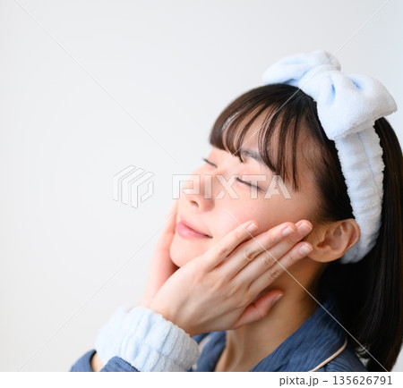 スキンケア中の女性の顔 スキンケア中の女性の顔 135626791