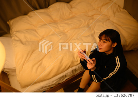 夜のスマホ操作 夜のスマホ操作 135626797