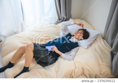 寝そべる高校生 135626812