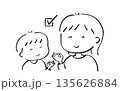 チェックマークで合意する親子のイラスト 135626884