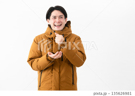 ダウンコートを着ている若い男性 135626981