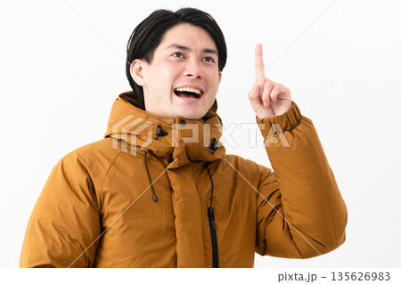 ダウンコートを着ている若い男性 135626983