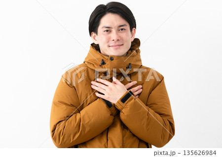 ダウンコートを着ている若い男性 ダウンコートを着ている若い男性 135626984