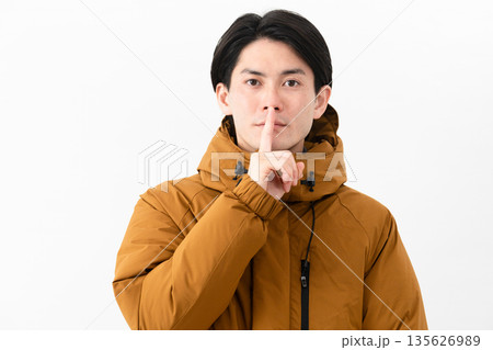 ダウンコートを着ている若い男性 135626989