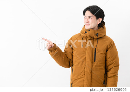 ダウンコートを着ている若い男性 ダウンコートを着ている若い男性 135626993