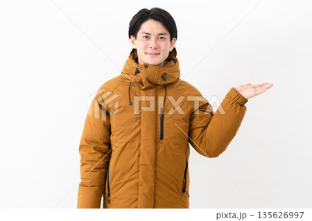 ダウンコートを着ている若い男性 ダウンコートを着ている若い男性 135626997