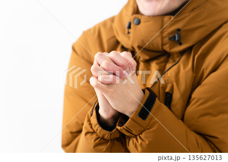 ダウンコートを着ている若い男性 135627013