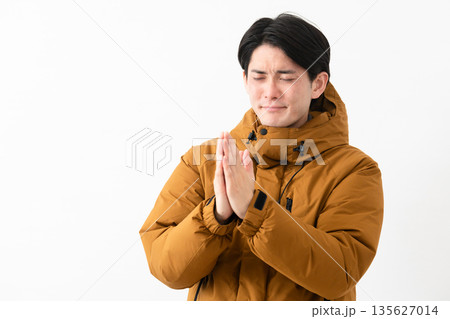 ダウンコートを着ている若い男性 ダウンコートを着ている若い男性 135627014