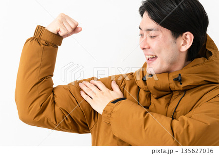 ダウンコートを着ている若い男性 135627016