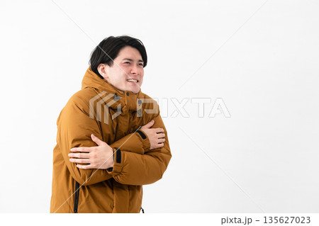 ダウンコートを着ている若い男性 135627023