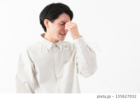 長袖白シャツを着ている若い男性 135627032