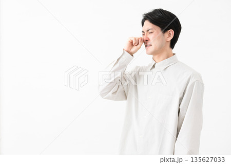 長袖白シャツを着ている若い男性 長袖白シャツを着ている若い男性 135627033