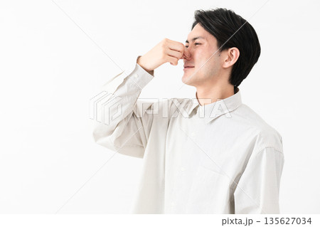 長袖白シャツを着ている若い男性 135627034