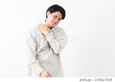 長袖白シャツを着ている若い男性 135627039