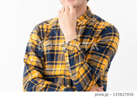 チェック柄の服を着た若い男性 チェック柄の服を着た若い男性 135627056